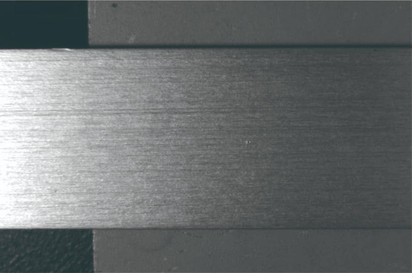直線(ライン)照明による銅板の打痕検査撮像例